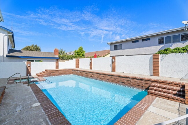 Building Photo - 8591 Naples Dr