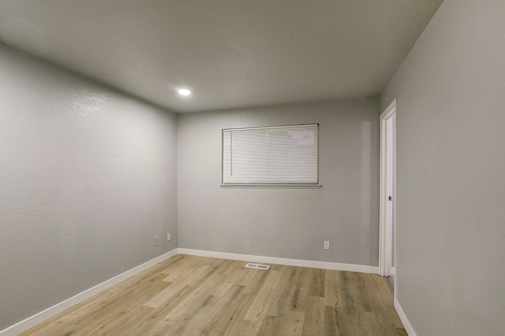 Building Photo - 1806 W 21st Ave