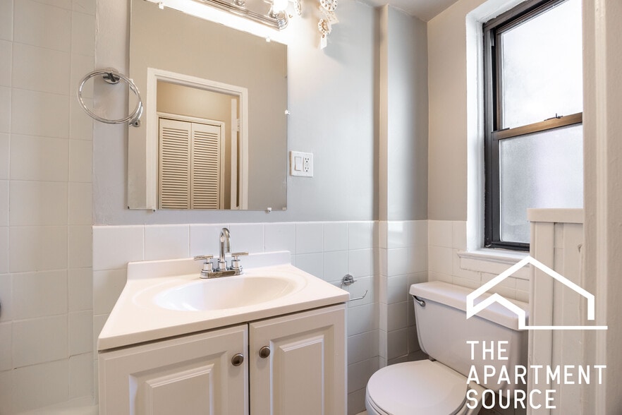 Building Photo - 1140 N La Salle Dr