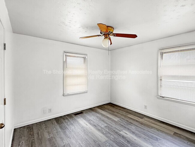 Building Photo - 1704 Lenland Ave