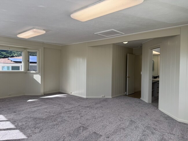 Building Photo - 3br - 3 Bed/2 Bath House with Family Room - Convenient Honolulu Location