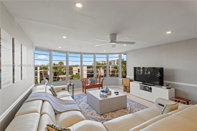 Building Photo - 3051 NE 48th St