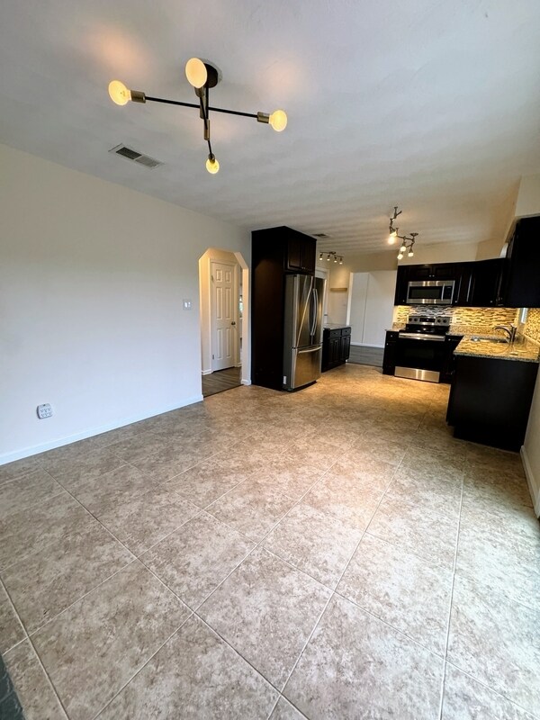 Building Photo - 3021 Glastonbury Dr