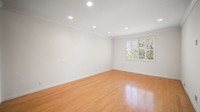 Building Photo - 2 bedroom 2.5 bathroom