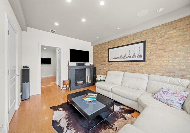 Building Photo - 1025 W 31st Pl