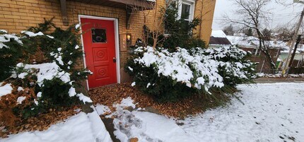 Building Photo - Alice St Triplex