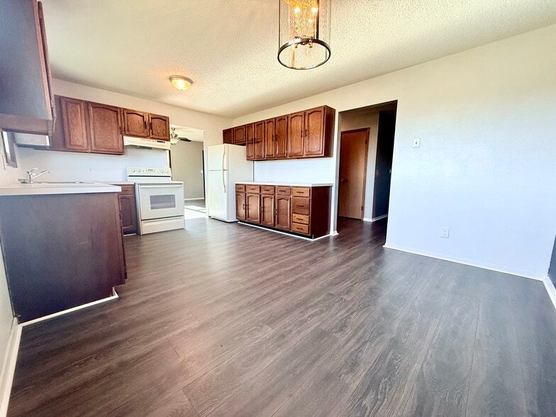 Kitchen - 204 E Elm St