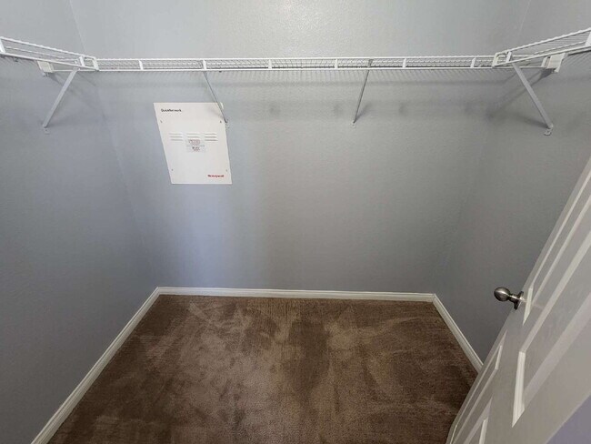 Building Photo - "Charming 3-Bed Oasis with 2 Full Baths in North Las Vegas – 1305 Sq Ft of Comfort!"