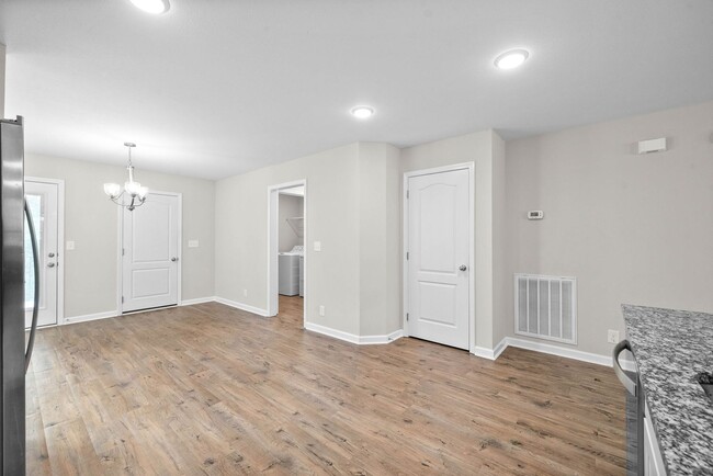 Building Photo - 3 Bedroom Home For Rent Near Historic Down...
