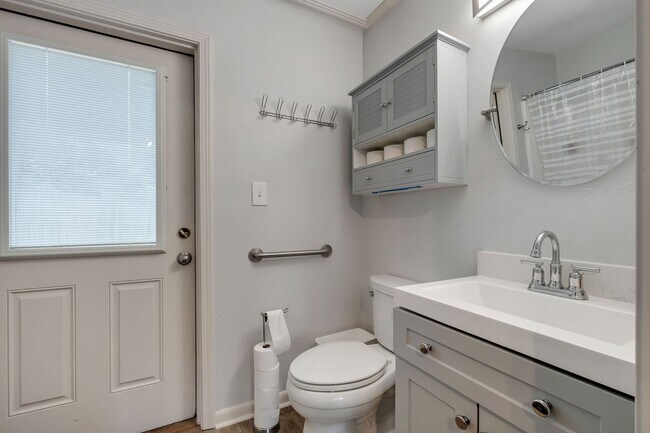 Building Photo - Old Town Furnished Studio Unit