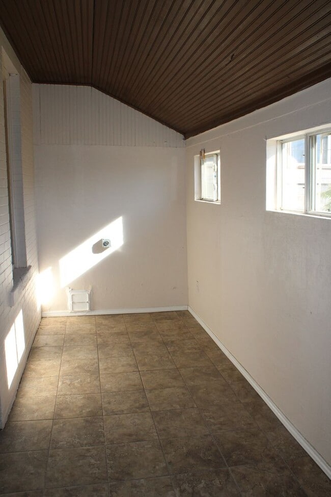 Building Photo - 3114 E Missouri Ave