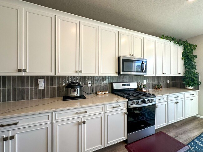 Building Photo - Almost Brand New Meadowlark 4bd 3.5ba home