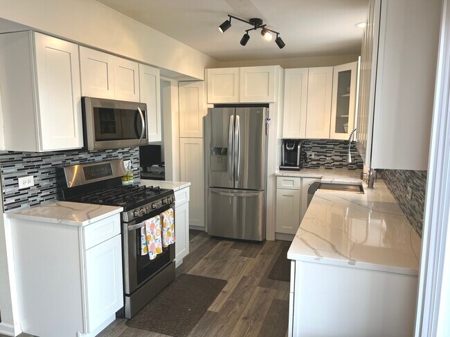 Building Photo - 1327 Fox Chase Dr