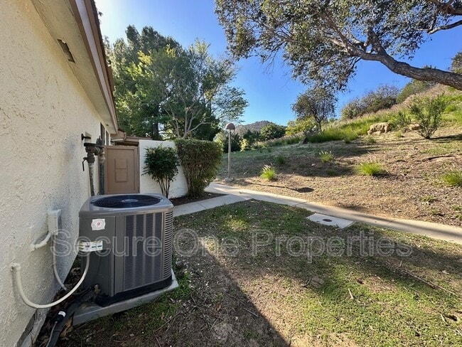 Building Photo - 10020 Larwin Ave