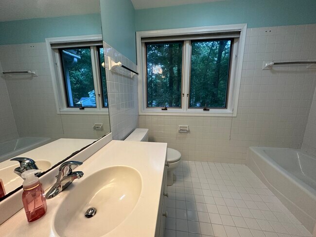 Building Photo - 451 Pine Tree Dr