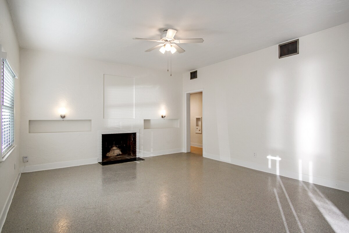 Building Photo - 1647 Lake Ella Dr