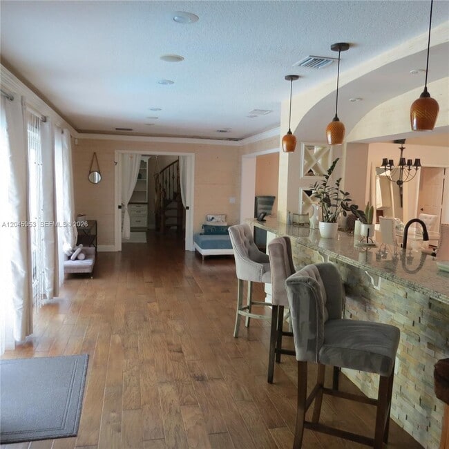 Building Photo - 542 N Cypress Dr