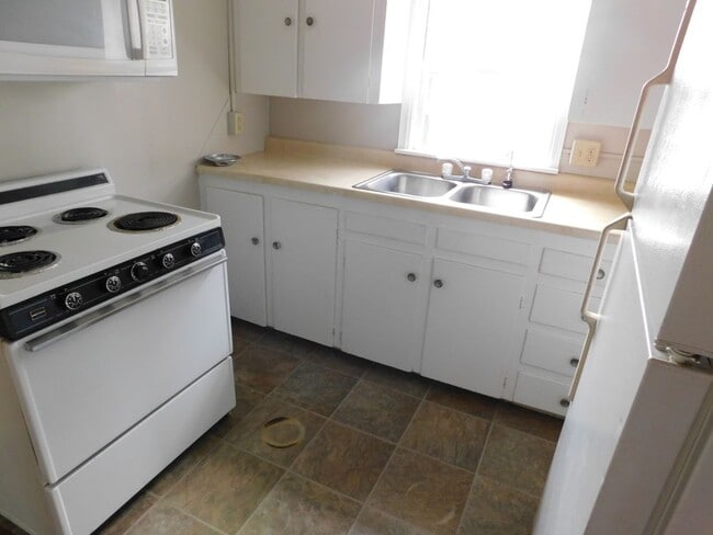 kitchen - 218 Fairmont Dr
