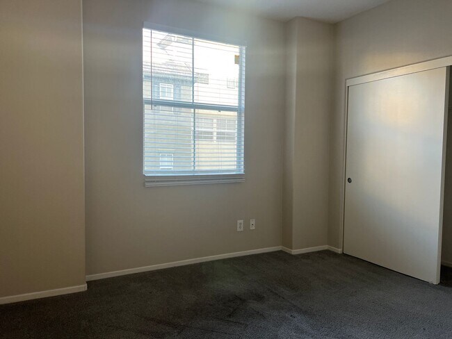 Building Photo - Great 2-bedroom 2 bath condo with A/C, 1 car garage and additional