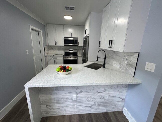 Building Photo - 814 SW 12th Pl