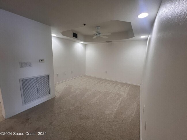 Building Photo - 7048 Sevilla Ct