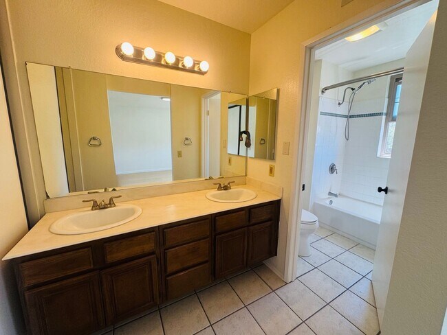 Building Photo - 4 Bedroom Cul-de-Sac Home in Mission Oaks