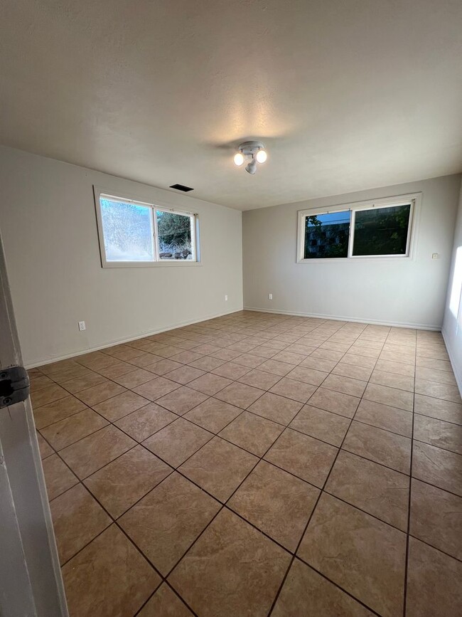 Building Photo - 4 Bedroom, 3 Bathroom Home - Located near ...