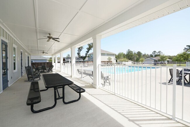 Building Photo - Central Freeport Location with Community Pool