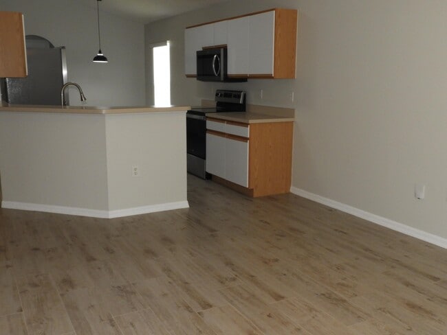 Building Photo - 1520 Vista Lake Cir