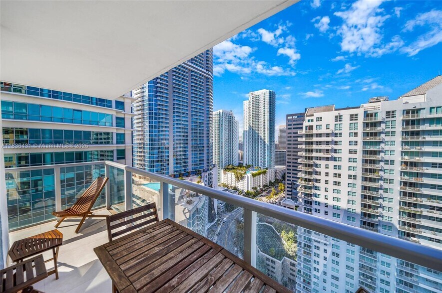 Building Photo - 1155 Brickell Bay Dr