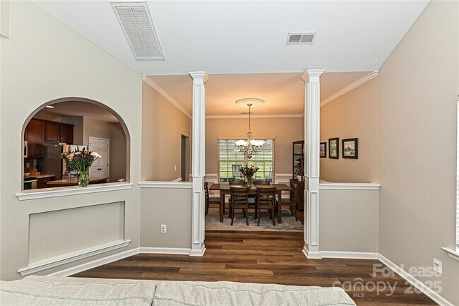 Building Photo - 709 Yvonne Dr SW