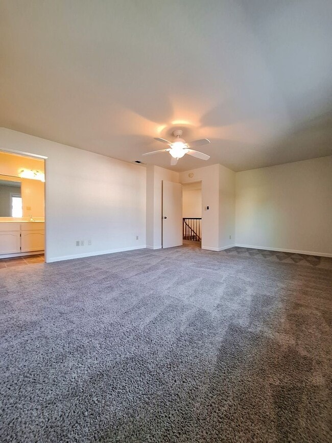 Building Photo - Beautiful Townhouse w/Laundry, Yard, Accepting Cats!