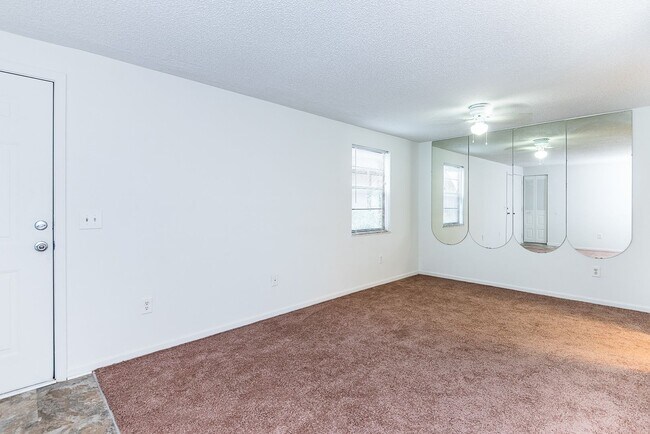 Building Photo - IDEAL CENTRAL LOCATION IN PORT CHARLOTTE