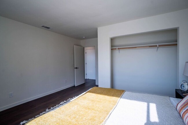 Building Photo - Spacious 1 bed/1 bath Luxury Casita, Age R...