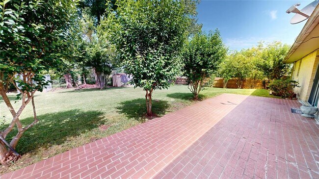 Building Photo - 2112 Cottingham Dr