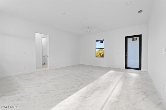 Building Photo - 567 Flamingo Ave S