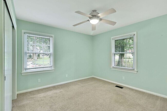 Building Photo - 212 Pinewood Dr