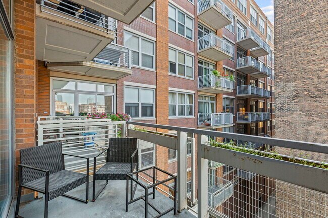 Building Photo - 933 W Van Buren St