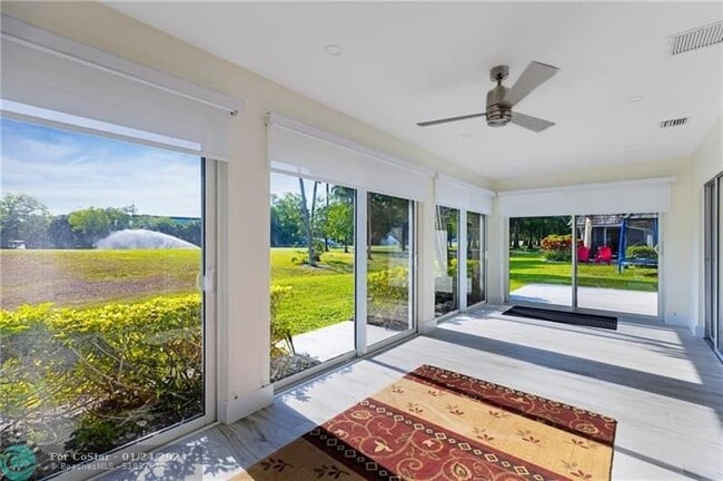 Building Photo - 812 E Cypress Ln