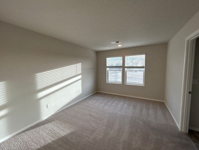 Building Photo - 3 Bedroom / 2.5 Bathroom Townhouse in NW R...