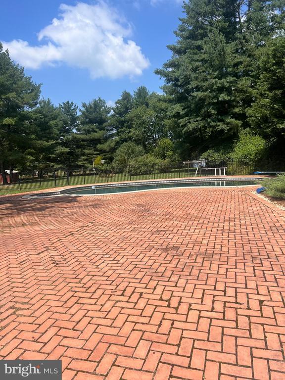 Building Photo - 245 Treeline Dr