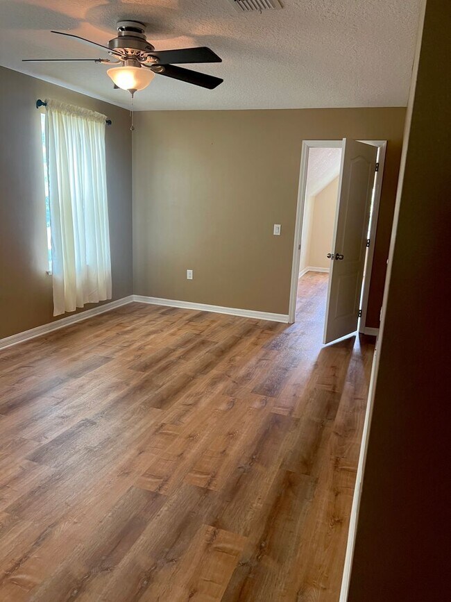 Building Photo - 3/2 with fenced in yard!