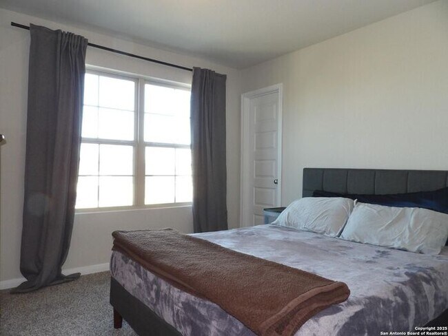 Building Photo - Beautiful and Spacious 4 Bedroom