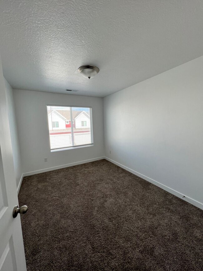 Building Photo - 4 Bedroom 3 Bath FOR RENT FINISHED BASEMENT