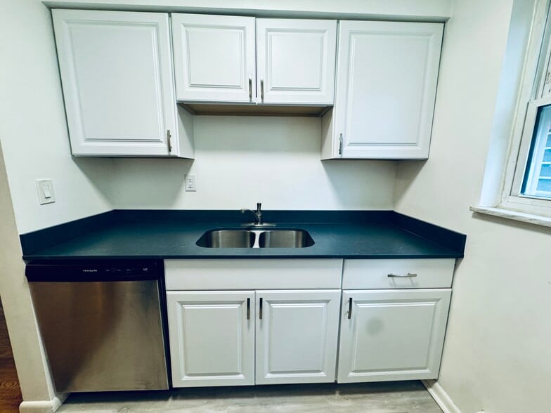 Building Photo - 7803 Lake Ave