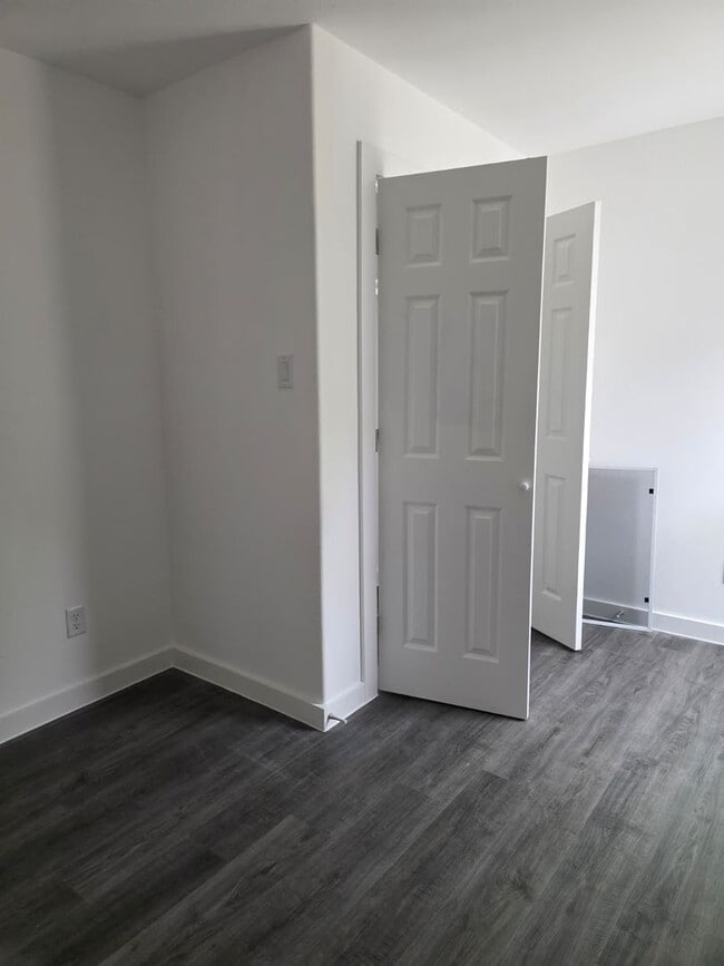 Building Photo - Stunning Duplex with Garage & Modern Finishes