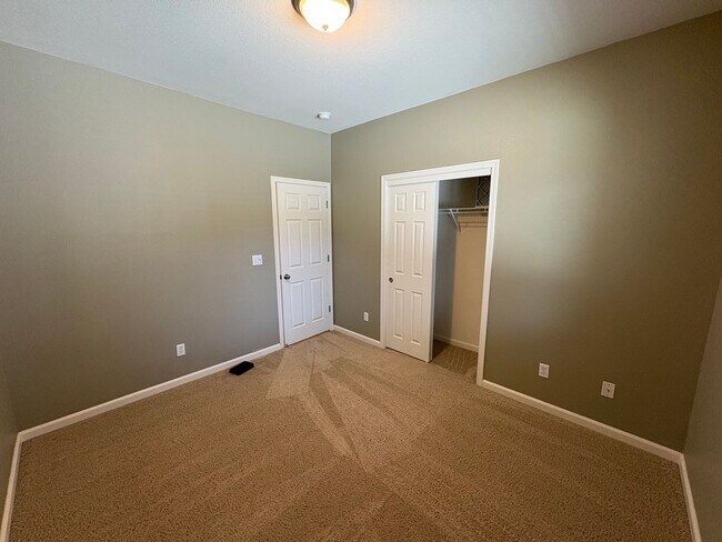 Building Photo - Immaculate NW Visalia home for rent!