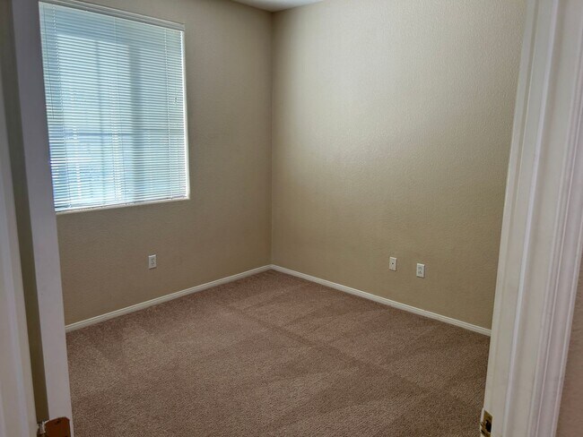 Building Photo - Rare & hard to find 2 BED & 2 BATH with ATTACHED GARAGE.