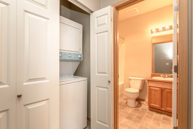 Building Photo - Low Maintenance Living 2 Bedroom Condo, Du...