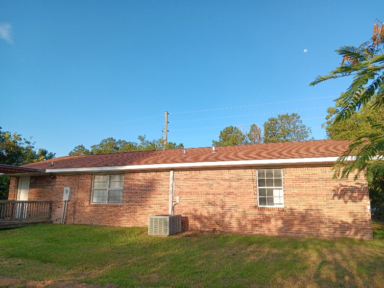 Building Photo - 252 Sanders Rd